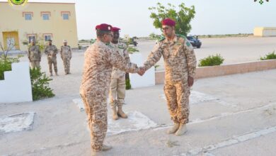 صورة قائد القوات الخاصة يشرف على تبادل المهام بكتيبة الصاعقة الثانية