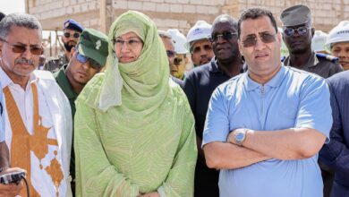 صورة وزيرة الإسكان ترافق الوزير الأول في جولة تفقدية لمشاريع البرنامج الاستعجالي لتنمية نواكشوط