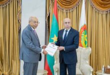 صورة رئيس الجمهورية يتسلم التقرير الخاص بالحوار بعد أشهر من المشاورات المفتوحة