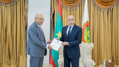 صورة رئيس الجمهورية يتسلم التقرير الخاص بالحوار بعد أشهر من المشاورات المفتوحة