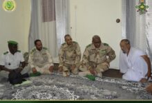 صورة وفد عسكري يقدم واجب العزاء في وفاة النقيب مولود حمني عبد القادير