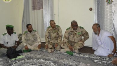 صورة وفد عسكري يقدم واجب العزاء في وفاة النقيب  مولود حمني عبد القادير