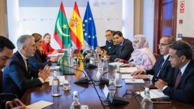 صورة وزير الداخلية يعقد جلسة عمل مع نظيره الإسباني