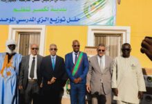 صورة بلدية لكصر توزع الزي المدرسي الموحد على التلاميذ