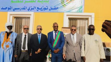 صورة بلدية لكصر توزع الزي المدرسي الموحد على التلاميذ