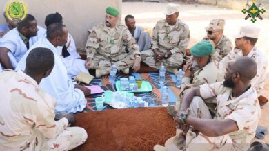 صورة وفد عسكري يقدم واجب العزاء في وفاة ضابط صف  محمد إمجين