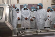 صورة وزير التنمية الحيوانيه يؤادي زيارة لمصنع الألبان بالنعمة