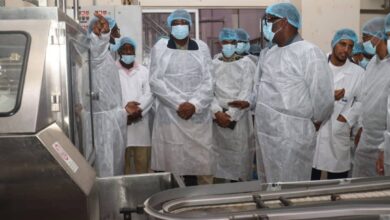 صورة وزير التنمية الحيوانيه يؤادي زيارة لمصنع الألبان بالنعمة