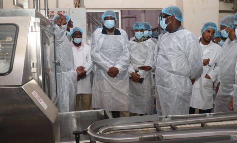 صورة وزير التنمية الحيوانيه يؤادي زيارة لمصنع الألبان بالنعمة