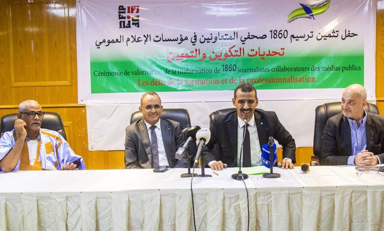 صورة وزير الثقافة والفنون يشرف على حفل تثمين قرار تسوية وضعية المتعاونين في مؤسسات الإعلام العمومي