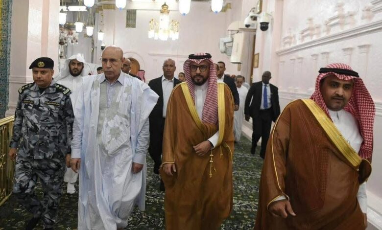 صورة رئيس الجمهورية يزور المسجد النبوي ويتشرف بالسلام على “الحبيب” صلى الله عليه وسلم