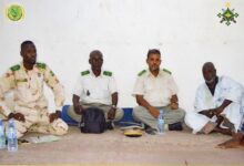 صورة وفد عسكري يقدم واجب العزاء في وفاة جندي سالم ولد داوود