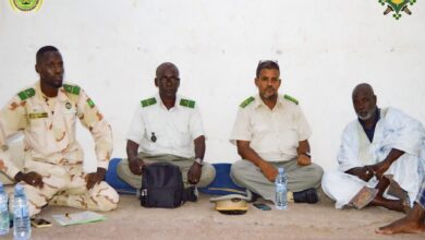 صورة وفد عسكري يقدم واجب العزاء في وفاة جندي سالم ولد داوود