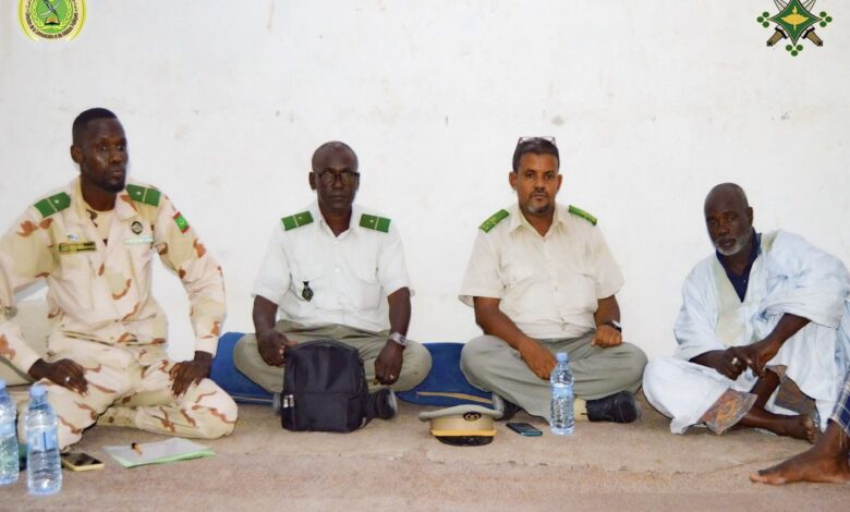 صورة وفد عسكري يقدم واجب العزاء في وفاة جندي سالم ولد داوود