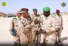 صورة قائد الأركان العامة للجيوش المساعد يتفقد تشكلات عسكرية مشاركة في العرض العسكري