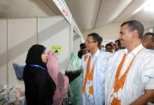 صورة وزير الشؤون الإسلامية يزور معرض انواكشوط الدولي للكتاب ويتجول داخل أجنحته