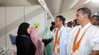 صورة وزير الشؤون الإسلامية يزور معرض انواكشوط الدولي للكتاب ويتجول داخل أجنحته