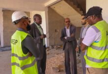 صورة بعثة فنية من “التآزر” تطلع على سير الأشغال في مشاريع البنية التحتية المدرسية المتبقية بنواكشوط