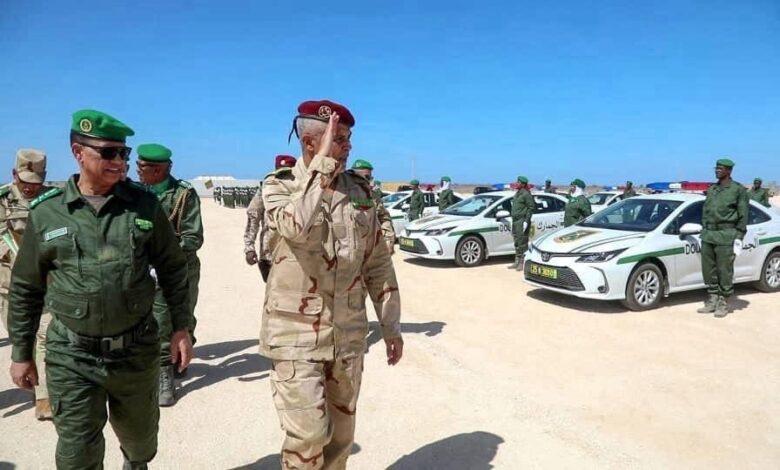 صورة قائد الأركان العامة للجيوش المساعد يتفقد تشكيلات الجمارك الوطنية ضمن الاستعدادات لعيد الاستقلال الوطني