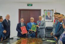 صورة موريتانيا توقع اتفاقية تمويل فرنسي لمشروع تهجين عشر محطات كهربائية