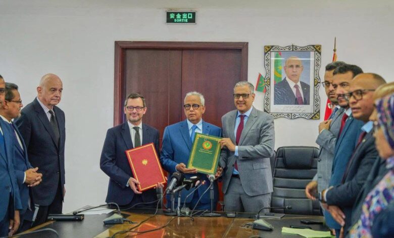 صورة موريتانيا توقع اتفاقية تمويل فرنسي لمشروع تهجين عشر محطات كهربائية