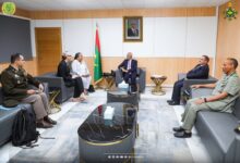 صورة وزير الدفاع يستقبل القائم بالأعمال بالنيابة بالسفارة الأميركية