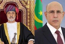 صورة رئيس الجمهورية يهنئ سلطان عمان بمناسبة احتفال بلاده بعيدها الوطني