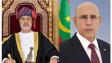 صورة رئيس الجمهورية يهنئ سلطان عمان بمناسبة احتفال بلاده بعيدها الوطني