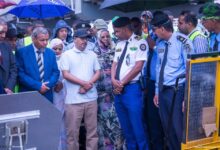 صورة وزير التجهيز والنقل يعطي إشارة انطلاق حملة تحسيسة حول السلامة الطرقية