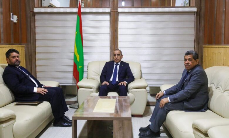 صورة وزير الداخلية يستقبل السفير الليبي ويبحث معه سبل تعزيز التعاون