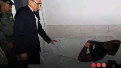 صورة وزير الداخلية يتفقد مصابي حادث الحرس الوطني بالمستشفى العسكري