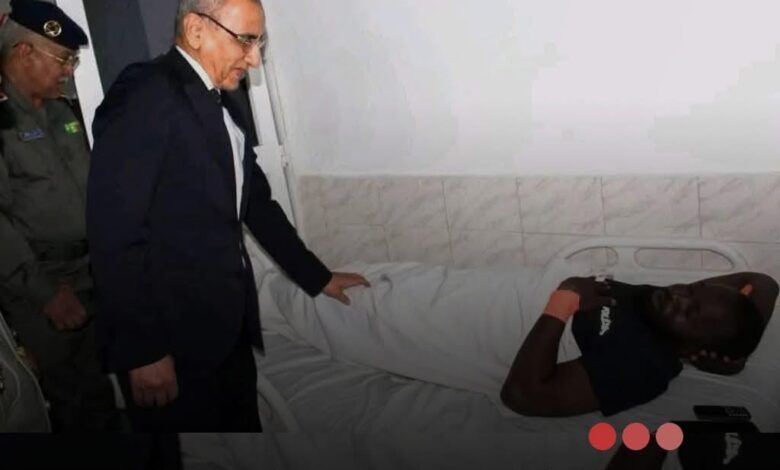 صورة وزير الداخلية يتفقد مصابي حادث الحرس الوطني بالمستشفى العسكري