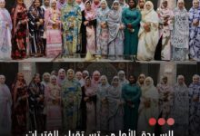 صورة السيدة الأولي تستقبل الفتيات المكرمات خلال المؤتمر الوطني لتمكين للشباب