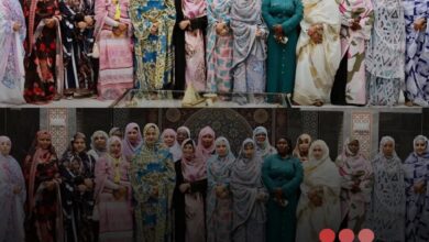 صورة السيدة الأولي تستقبل الفتيات المكرمات خلال المؤتمر الوطني لتمكين للشباب