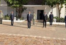 صورة رئيس الجمهورية يترأس حفل رفع العلم الوطني تخليدا للذكرى الخامسة والستين للاستقلال الوطني