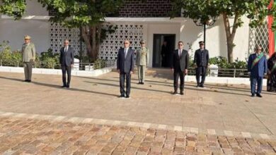 صورة رئيس الجمهورية يترأس حفل رفع العلم الوطني تخليدا للذكرى الخامسة والستين للاستقلال الوطني