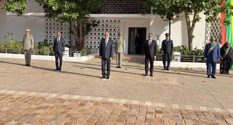 صورة رئيس الجمهورية يترأس حفل رفع العلم الوطني تخليدا للذكرى الخامسة والستين للاستقلال الوطني