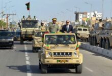 صورة رئيس الجمهورية يترأس المسير العسكري المنظم بمناسبة الذكرى الخامسة والستين لعيد الاستقلال الوطني