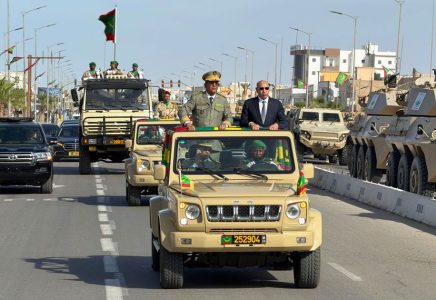 صورة رئيس الجمهورية يترأس المسير العسكري المنظم بمناسبة الذكرى الخامسة والستين لعيد الاستقلال الوطني