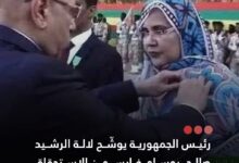 صورة ريئس الجمهورية يوشح لالة الرشيد صالح بوسام فارس من الاستحقاق الوطني بمناسبة الذكر ال 65 للاستقلال