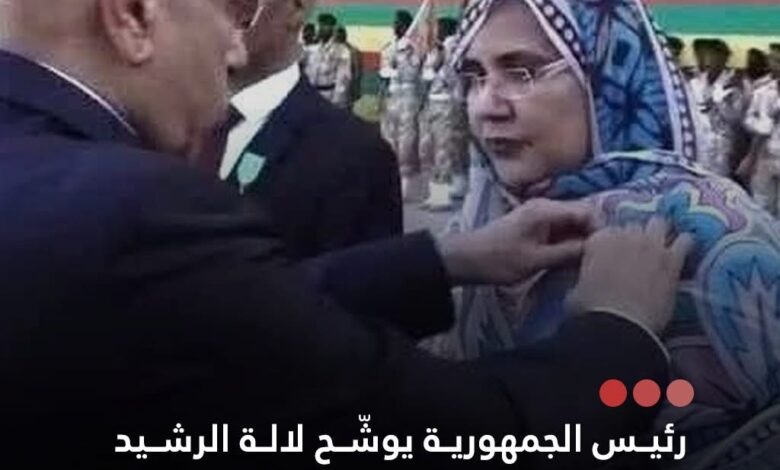 صورة ريئس الجمهورية يوشح لالة الرشيد صالح بوسام فارس من الاستحقاق الوطني بمناسبة الذكر ال 65 للاستقلال