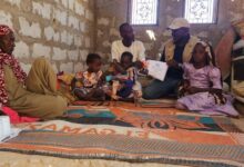 صورة تآزر تتكفل برعاية ثلاثة توائم بعد وفاة والدتهم وتقدم مساعدة مالية بقيمة مليوني أوقية