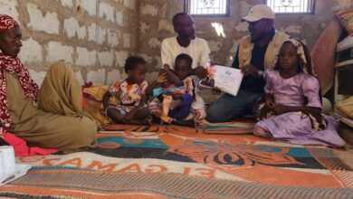 صورة تآزر تتكفل برعاية ثلاثة توائم بعد وفاة والدتهم وتقدم مساعدة مالية بقيمة مليوني أوقية