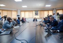 صورة وزير الطاقة والنفط يعقد جلسة عمل مع بعثة البنك الإفريقي للتنمية