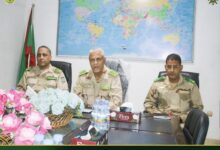 صورة قائد الأركان العامة للجيوش المساعد يشرف على تبادل المهام بفرقة الاستخبارات والأمن العسكري