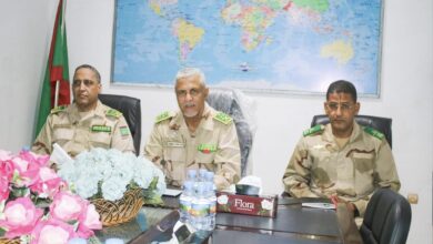 صورة قائد الأركان العامة للجيوش المساعد يشرف على تبادل المهام بفرقة الاستخبارات والأمن العسكري