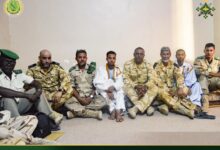 صورة وفد عسكري يقدم واجب العزاء في وفاة ضابط احمد امبارك سيدي