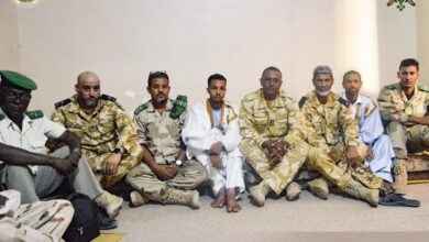 صورة وفد عسكري يقدم واجب العزاء في وفاة ضابط احمد امبارك سيدي