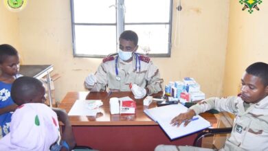 صورة القافلة الطبية العسكري تواصل تقديم خدماتها في مدينة مقامة بولاية غورغول