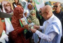 صورة رئيس الجمهورية يترجل لتحية المستفيدين من برامج تآزر خلال رحتله إلى چكني